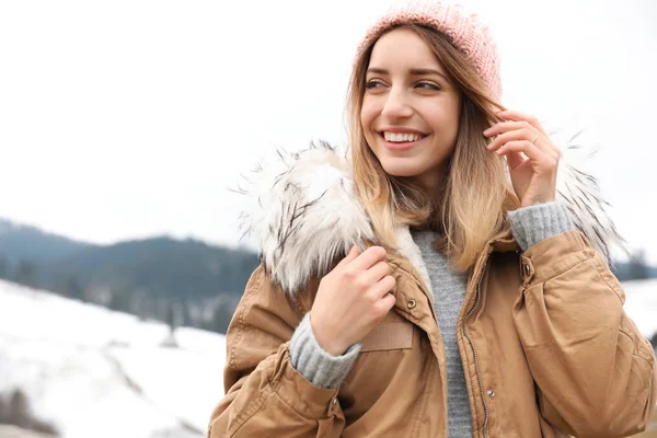 Νεαρή Γυναίκα Ζεστά Ρούχα Κοντά Λόφου Χιονισμένη Χώρο Για Κείμενο — Φωτογραφία Αρχείου