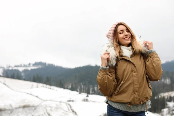 Jovem Mulher Roupas Quentes Perto Colina Nevada Espaço Para Texto — Fotografia de Stock