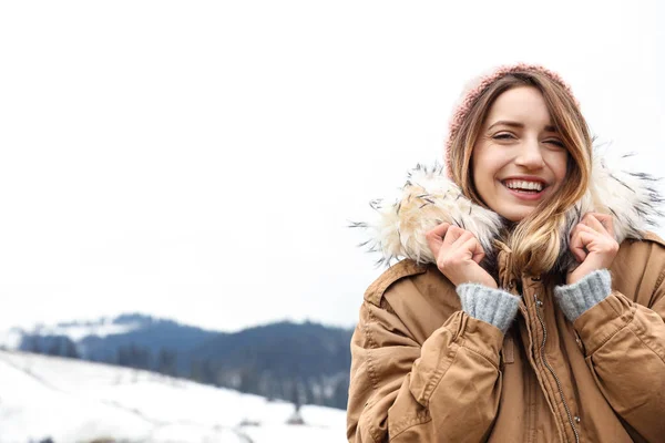 Junge Frau Warmer Kleidung Der Nähe Des Schneebedeckten Hügels Raum — Stockfoto