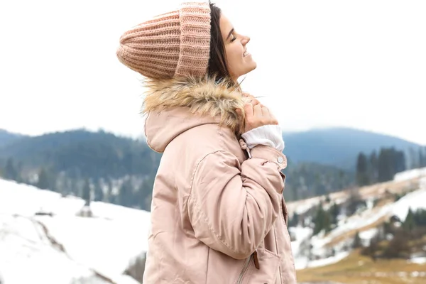 Junge Frau Warmer Kleidung Der Nähe Des Verschneiten Hügels Winterurlaub — Stockfoto