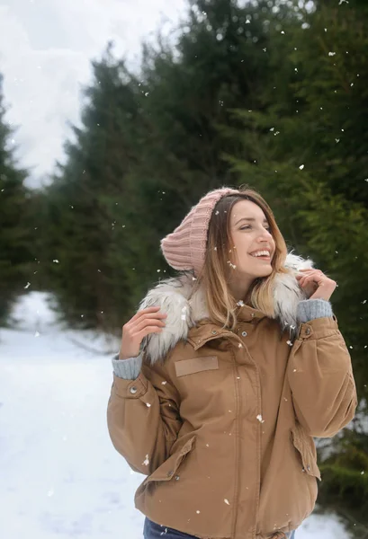 Junge Frau Verschneiten Nadelwald Winterurlaub — Stockfoto