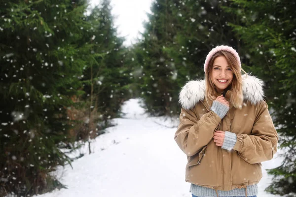 Νεαρή Γυναίκα Στο Κωνοφόρο Χιονισμένο Δάσος Χώρο Για Κείμενο Χειμερινές — Φωτογραφία Αρχείου