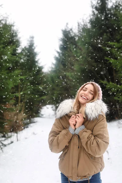 Junge Frau Verschneiten Nadelwald Winterurlaub — Stockfoto