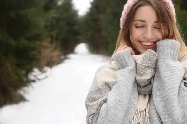 Mujer Joven Bosque Coníferas Nevadas Espacio Para Texto Vacaciones Invierno —  Fotos de Stock