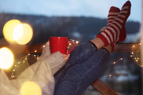 Mujer Con Taza Bebida Caliente Luces Navidad Descansando Balcón Noche — Foto de Stock