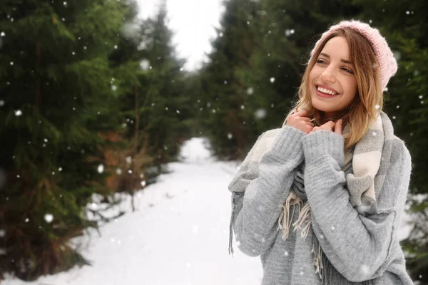 Jovem Mulher Floresta Coníferas Nevadas Espaço Para Texto Férias Inverno — Fotografia de Stock