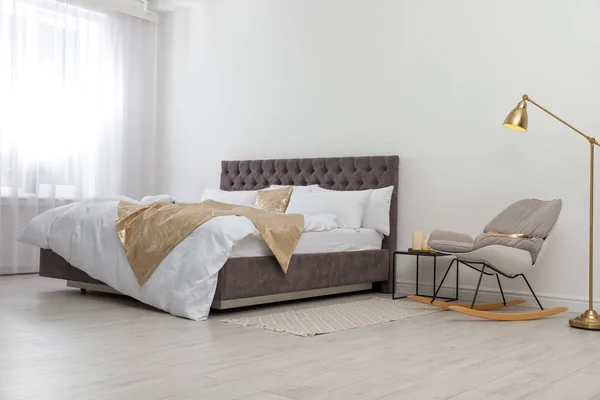 Grote Comfortabele Bed Stijlvolle Kamer Modern Interieur — Stockfoto