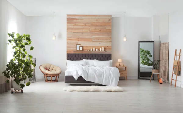 Grande Cama Confortável Quarto Elegante Design Interiores Moderno — Fotografia de Stock