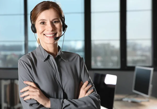 Operatore Supporto Tecnico Femminile Con Auricolare Isolato Bianco — Foto Stock