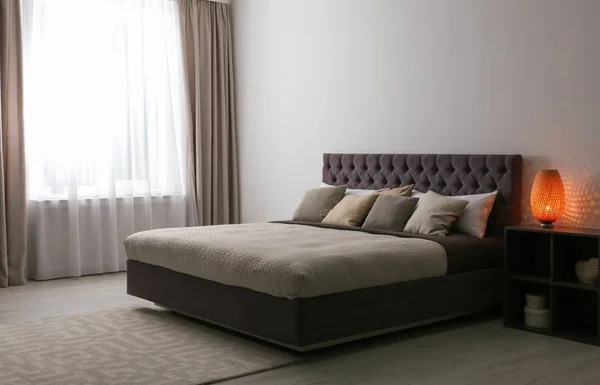现代风格的客房内饰 配有舒适的双人床 — 图库照片