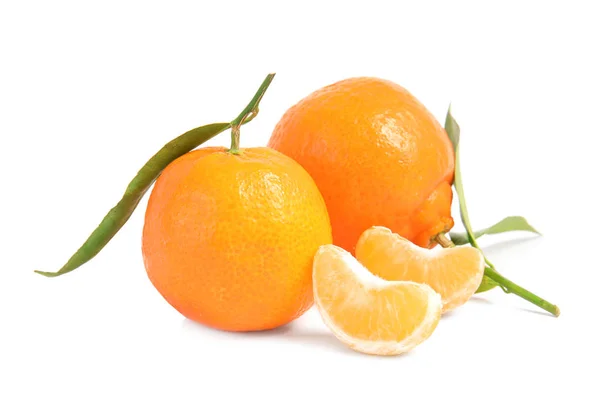 Tangerinas Maduras Saborosas Com Folhas Fundo Branco — Fotografia de Stock