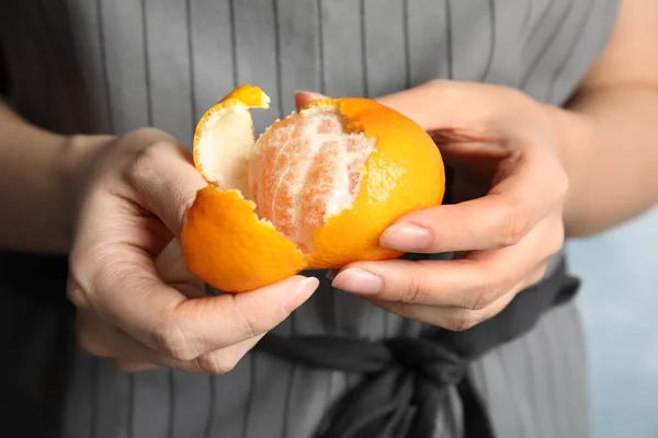 女性剥離熟したみかん クローズ アップ 柑橘系の果物 — ストック写真