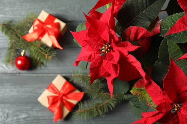 Poinsettia Flor Natal Tradicional Com Caixas Presente Mesa Madeira Vista — Fotografia de Stock