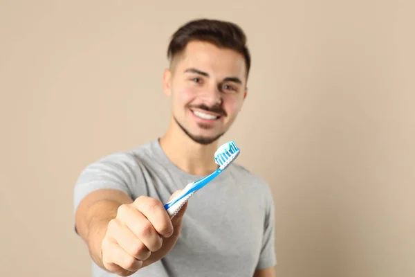 年轻人用牙刷在颜色背景 文本的空间 牙齿护理 — 图库照片