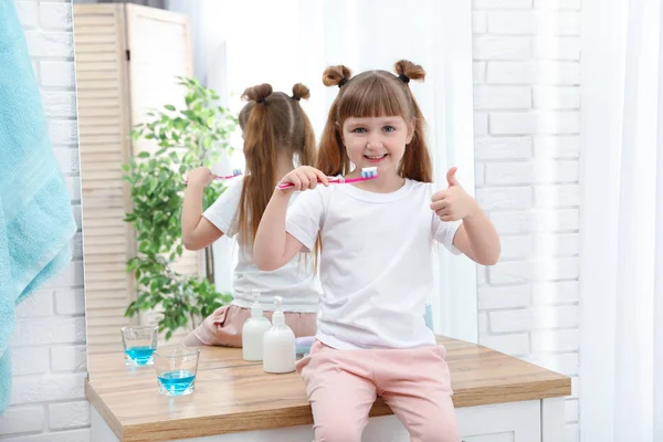 Kleines Mädchen Beim Zähneputzen Badezimmer Hause — Stockfoto