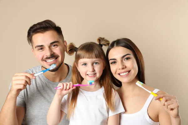 Klein Meisje Haar Ouders Poetsen Tanden Samen Kleur Achtergrond — Stockfoto