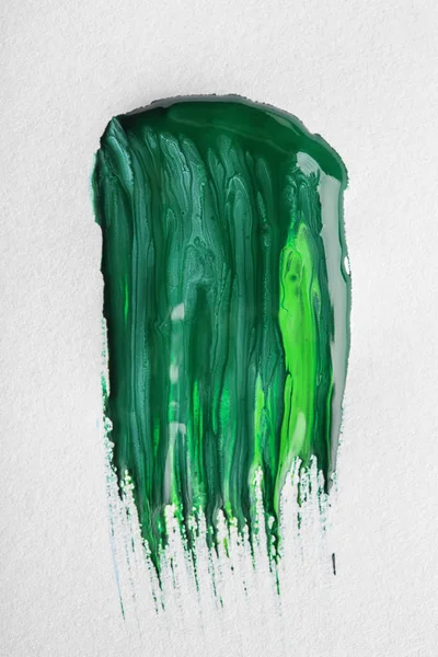 Pincelada Abstrata Tinta Verde Isolada Sobre Branco — Fotografia de Stock