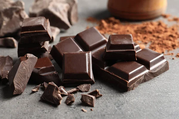 Кусочки Шоколада Какао Порошка Сером Фоне Крупным Планом — стоковое фото