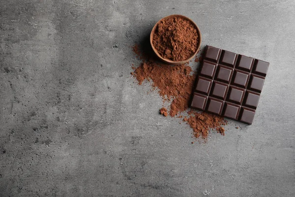 Çikolata Kakao Tozu Düz Gri Arka Plan Üzerinde Yatıyordu Metin — Stok fotoğraf