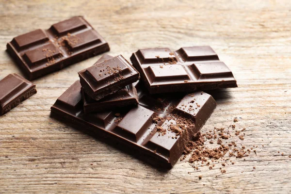 Pedaços Chocolate Saboroso Fundo Madeira — Fotografia de Stock
