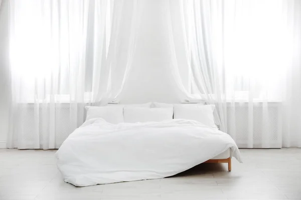 明るい部屋で快適なベッド インテリア デザイン — ストック写真