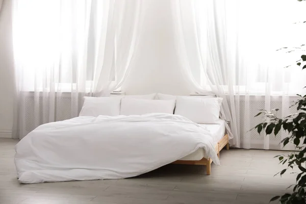Άνετο Κρεβάτι Στο Φως Του Δωματίου Εσωτερική Διακόσμηση — Φωτογραφία Αρχείου