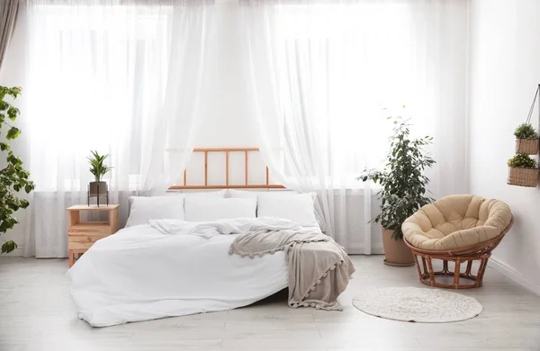 Helle Moderne Zimmereinrichtung Mit Bequemem Bett — Stockfoto