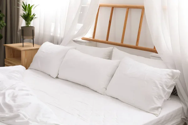 Удобная Кровать Мягкими Подушками Интерьере Номера — стоковое фото
