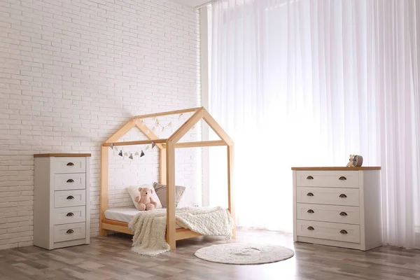 Quarto Criança Elegante Interior Com Cama Madeira Bonito — Fotografia de Stock