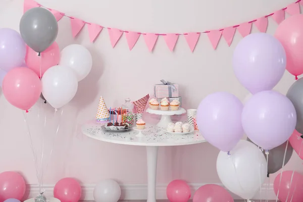 Doces Festa Itens Mesa Quarto Decorado Com Balões — Fotografia de Stock