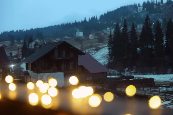 Weergave Van Wazig Kerstverlichting Huisjes Buurt Van Bos Winteravond — Stockfoto