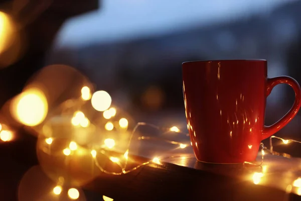 Чашка Горячего Напитка Балконе Украшенная Рождественскими Огнями Место Текста Зимний — стоковое фото