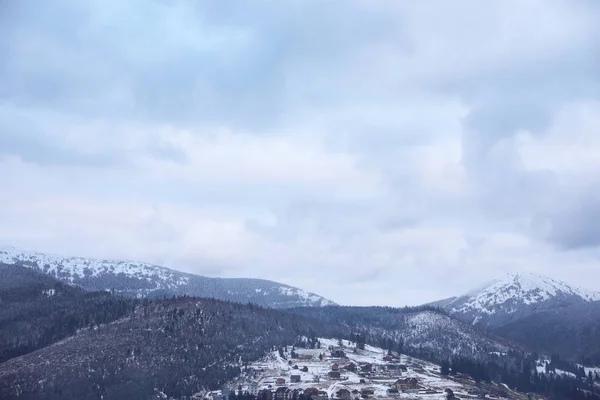 Paisaje Invernal Con Pueblo Montaña Cerca Del Bosque Coníferas —  Fotos de Stock