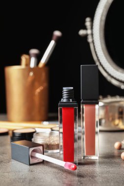 Tablo ruja ile güzel kompozisyon. Dekoratif kozmetik