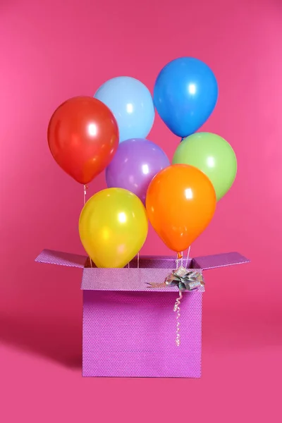 Caixa Presente Com Balões Brilhante Sobre Fundo Cor — Fotografia de Stock