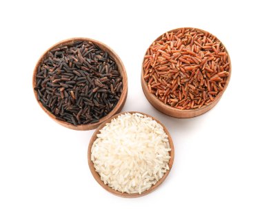 Kase pirinç beyaz arka plan, üstten görünüm üzerinde farklı tipleri ile