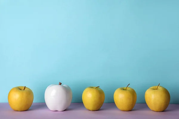 Fila Manzanas Frescas Con Una Decorativa Sobre Fondo Color Diferente — Foto de Stock