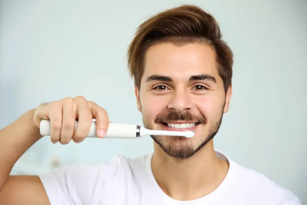 Retrato Jovem Com Escova Dentes Elétrica Fundo Embaçado — Fotografia de Stock