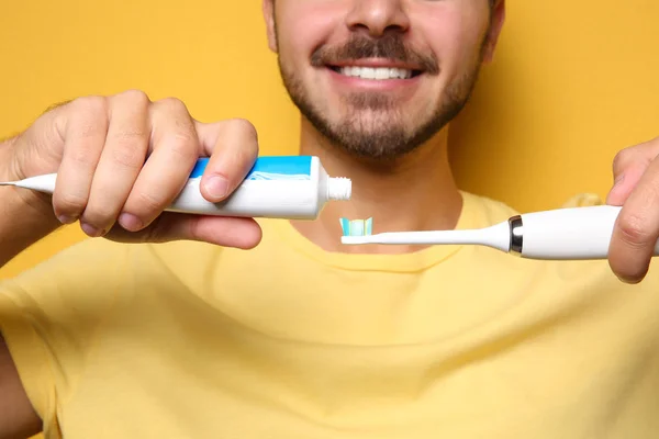 Young Man Electric Toothbrush Paste Color Background Closeup — Stock Photo, Image