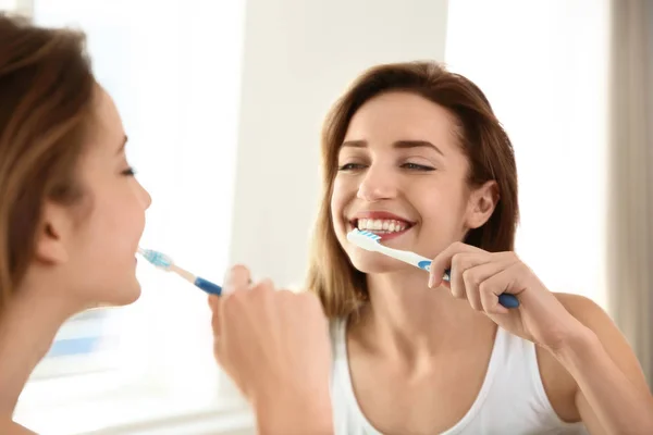 Mladá Krásná Žena Zubní Kartáček Zrcadla Koupelně Osobní Hygiena — Stock fotografie