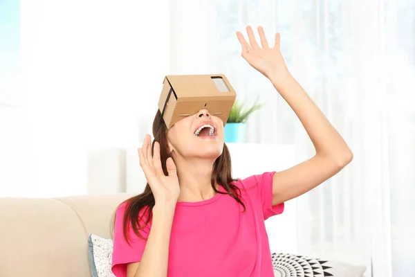 Jeune Femme Utilisant Casque Réalité Virtuelle Carton Maison — Photo