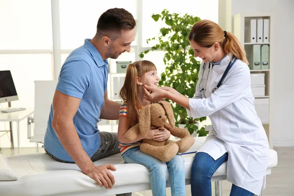 Vader Dochter Een Bezoek Aan Kinderarts Arts Werkzaam Met Patiënt — Stockfoto