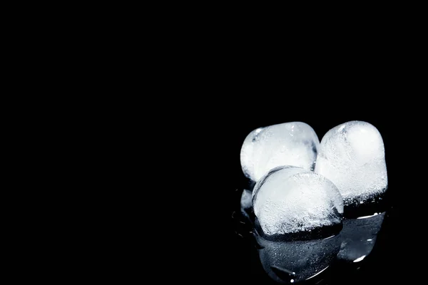 Smeltende Ijsblokjes Zwarte Achtergrond Ruimte Voor Tekst — Stockfoto