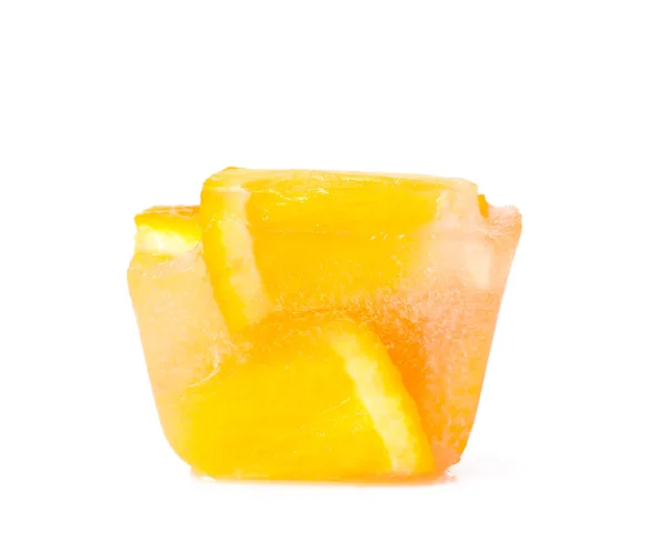 Cubo Hielo Con Rodajas Naranja Sobre Fondo Blanco — Foto de Stock