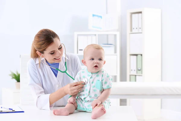 Kinder Arts Examencommissie Baby Met Stethoscoop Ziekenhuis — Stockfoto