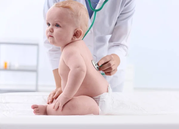 Médico Niños Examinando Bebé Con Estetoscopio Hospital Espacio Para Texto — Foto de Stock