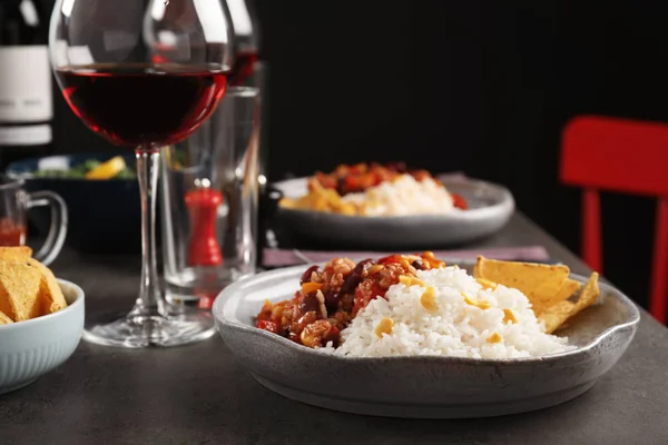 Saboroso Chili Con Carne Servido Com Arroz Mesa Cinza Jantar — Fotografia de Stock