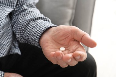 Komuta sizde closeup hap elinde tutan