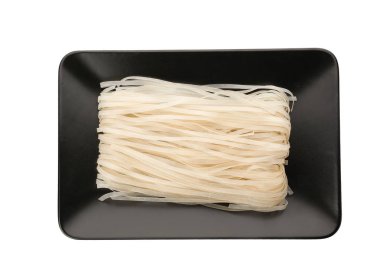 Beyaz arka planda, üstten görünüm çiğ pirinç noodle ile plaka