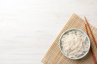 Ahşap masa, üstten görünüm üzerinde Pirinç Noodle ile top. Metin için yer